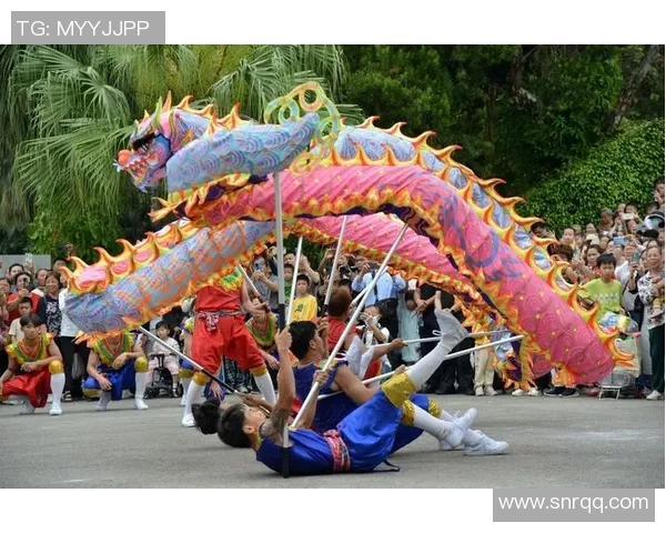 街头足球秀足球明星与市民互动展现精彩技艺与热情魅力