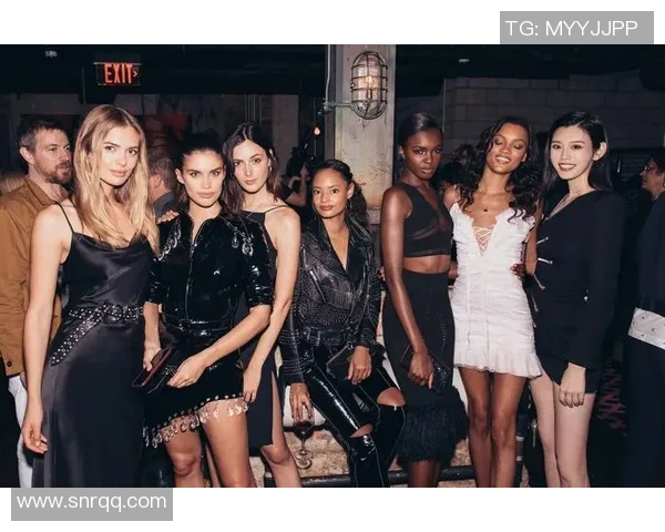 维密超模与足球明星的魅力碰撞揭示时尚与运动的完美融合