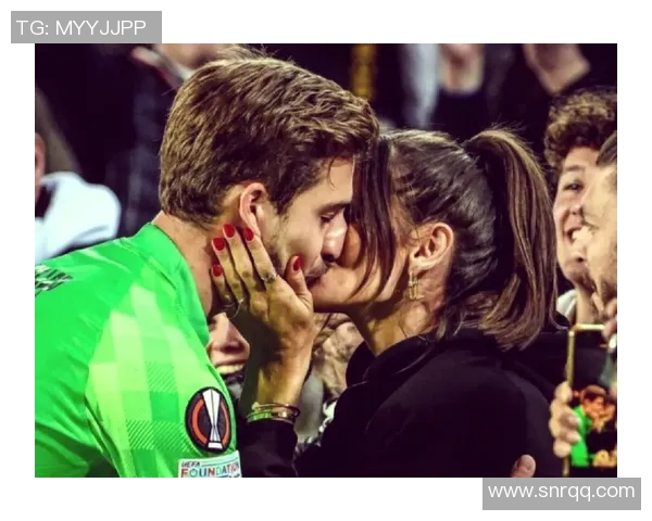 女孩与足球明星的合影背后故事揭秘